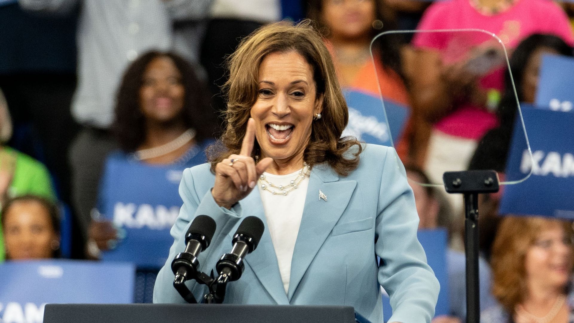 Kamala Steals Trump’s Signature ‘No Tax On Tips’ Policy, Donald Responds [VIDEOS]