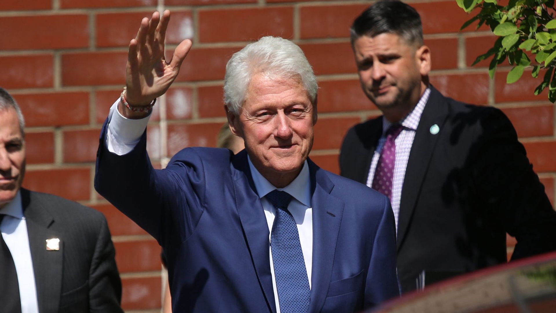 Bill Clinton’s McDonald’s Visit: A Burger, Some Fries, and a Hilarious Identity Mix-Up! [WATCH]