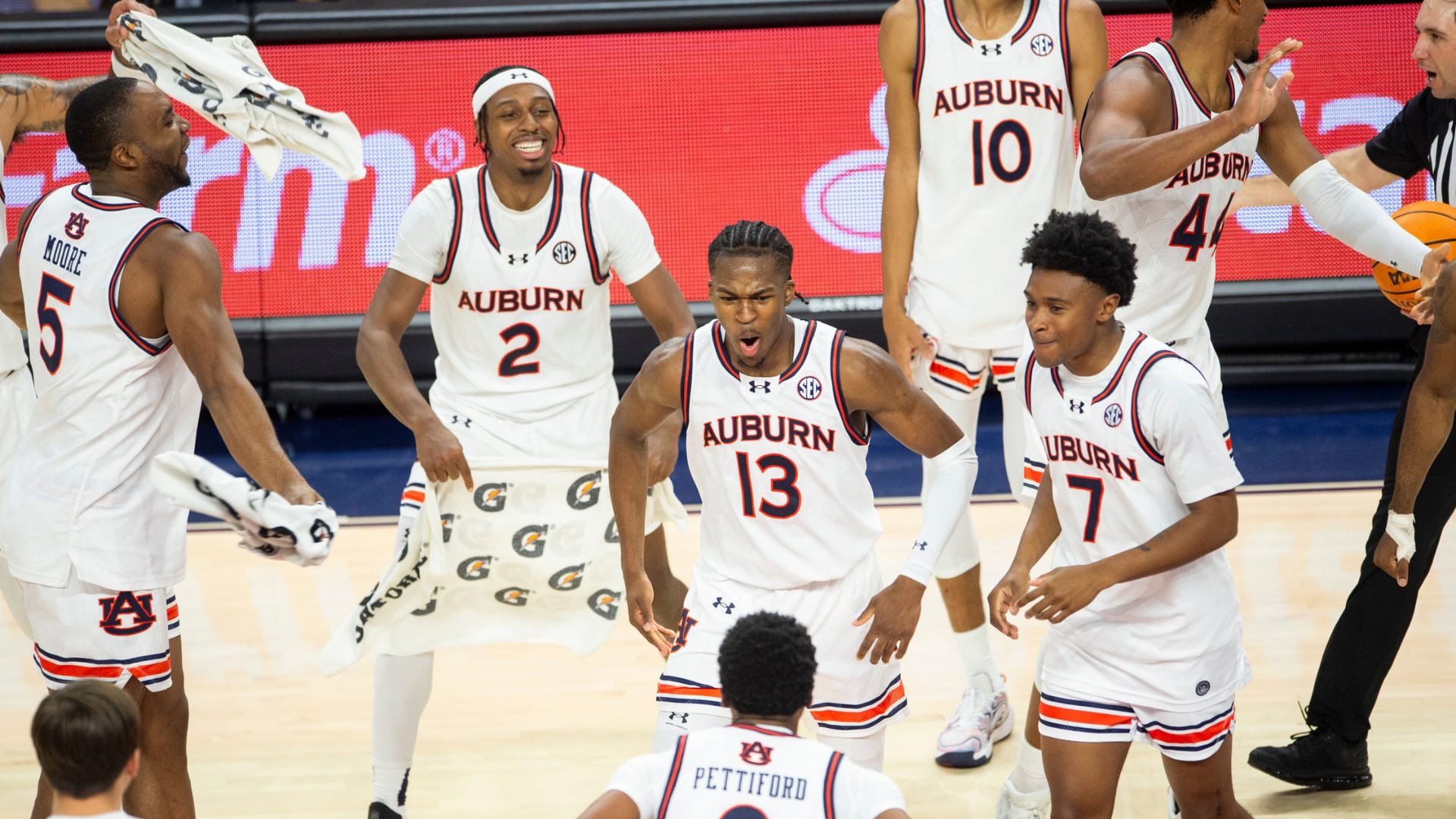 Auburn Men’s Basketball Flight Diverted Due to Mid-Air Fight Between Players [WATCH]