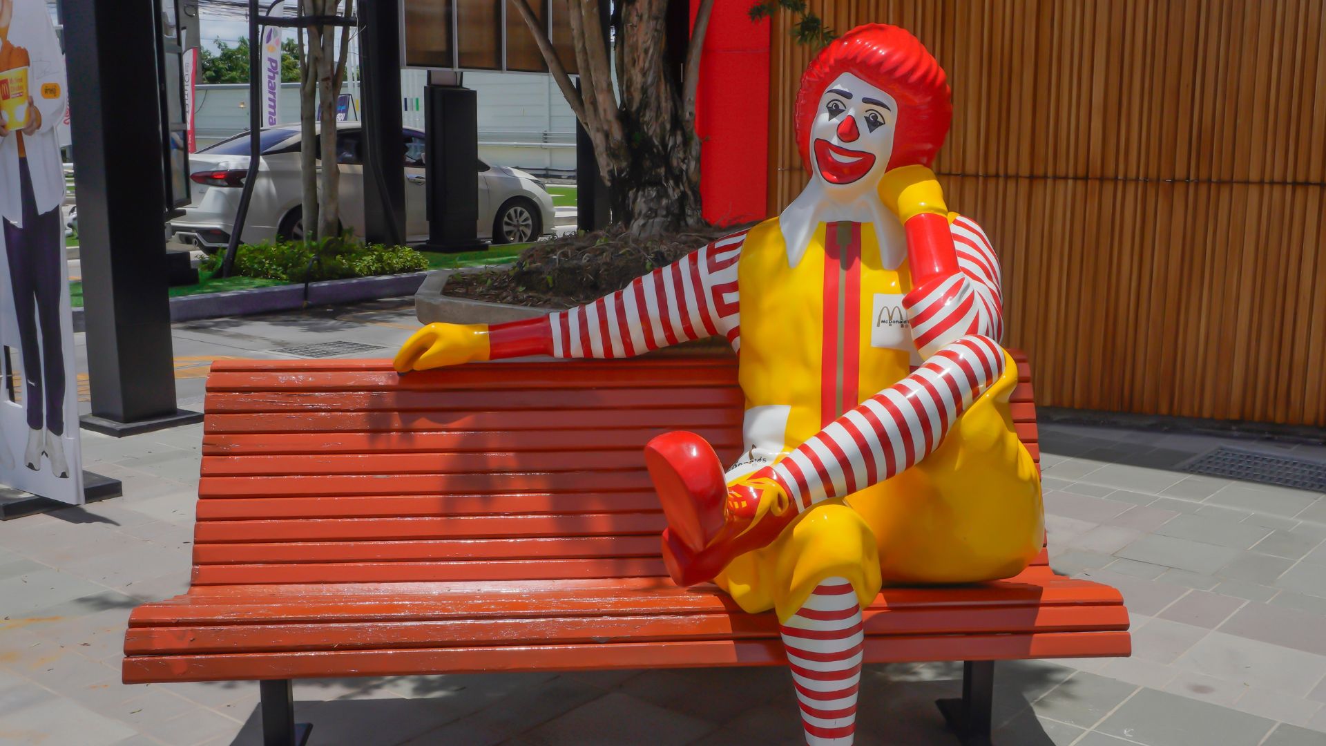 Amsterdam Food Fight Sends Drinks and Fries Flying [WATCH]